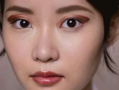 Ojos líquidos, mirada sólida: la tendencia de maquillaje que llegó para quedarse