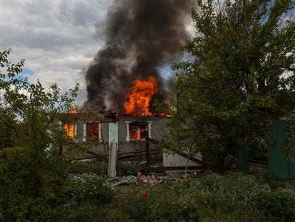 Una vivienda arde al ser alcanzada por un ataque militar ruso en Kostiantinivka (Donetsk) este sábado.