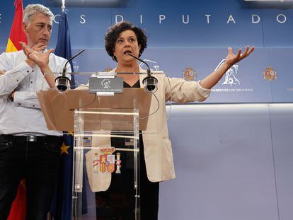 El portavoz adjunto de EH Bildu en el Congreso, Oskar Matute, y la diputada de ERC Pilar Vallugera ofrecen una rueda de prensa conjunta para dar a conocer el acuerdo alcanzado con el Gobierno para cerrar la nueva Ley de Vivienda, este viernes en el Congreso.