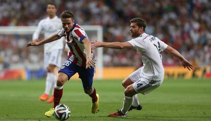 Sa&uacute;l se marcha de Xabi Alonso en una acci&oacute;n del encuentro.