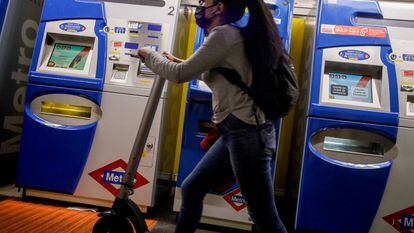 Una mujer entra con un patinete eléctrico a la estación de Ciudad Lineal del metro de Madrid, el 21 de septiembre de 2020.