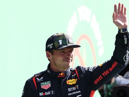 Max Verstappen saluda al público tras lograr la pole en el GP de Holanda.