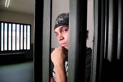 El rapero Ronald, en una celda de espera de la c&aacute;rcel de Alcal&aacute; Meco (Madrid), en 2010.
