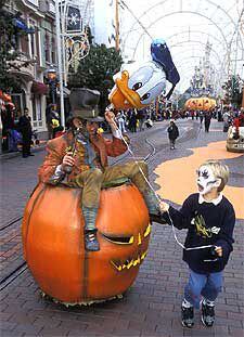 Los personajes de Halloween desfilan estos días por las calles de Disneyland Resort París.