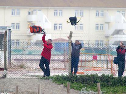 Tres contrabandistas saltan una verja desde Gibraltar, en 2011.