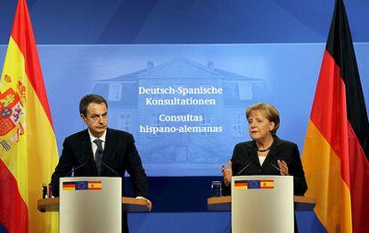 La canciller alemana, Angela Merkel, y el presidente español, José Luis Rodríguez Zapatero, hablan con los medios tras su reunión en Hanover (Alemania).