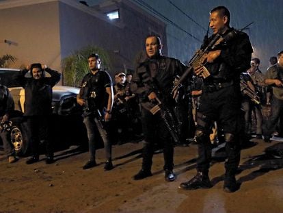 Agentes de seguridad en Jalisco, tras el enfrentamiento entre policías y presuntos delincuentes, en El Salto.