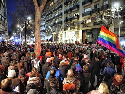 Concentración en Barcelona contra el ataque a una sede LGTBI.