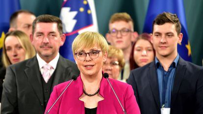 Natasa Pirc Musar celebrando, el domingo en Liubliana, su triunfo en las elecciones presidenciales en Eslovenia que la convertirán en la primera mujer en ocupar el cargo.