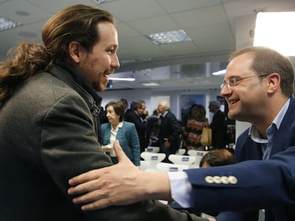 Pablo Iglesias y César Luena se saludan en la entrega de los II Premios Efe Cultura.