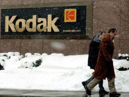 Dos hombres pasean delante de la sede de Kodak en Nueva York.