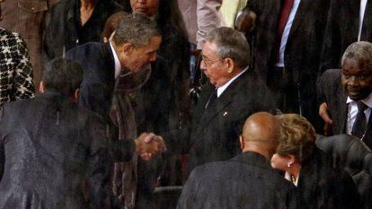 El presidente de los EE UU, Barack Obama, saluda al presidente de CUba, Ra&uacute;l Castro, en 2013.