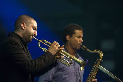 El trompetista Ibrahim Maalouf (izquierda), en 2013 en Vitoria. 