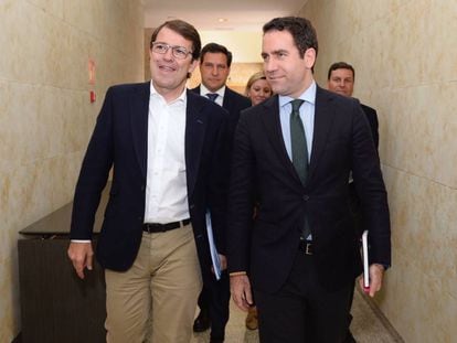 Alfonso Fernández Mañueco, a la izquierda, con Teodoro García Egea, este miércoles.