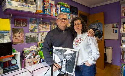 Marijo y José Julián posan en la habitación de su hija Nagore, en Lezo (Gipuzkoa).