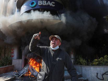 Un manifestante, frente a un banco incendiado en Beirut, este jueves.