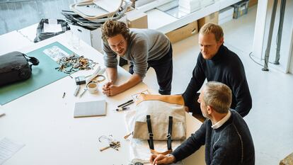 Matthias Graf, Christian Kaegi y Hannes Schönegger, en el taller de Qwstion, en la ciudad suiza de Zúrich.