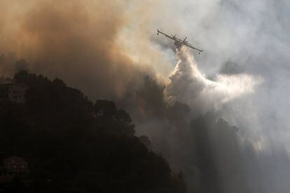 Un avión apoya las labores para extinguir un incendio en Carros cerca de Niza (Francia).