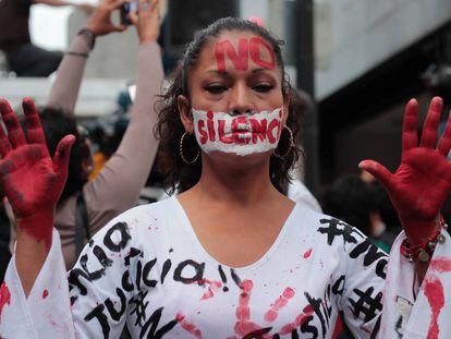 Una mujer protesta por los asesinatos y el acoso a los periodistas.