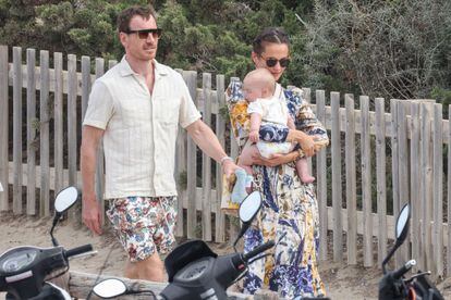 Alicia Vikander y Michael Fassbender con su hijo en Ibiza este martes.