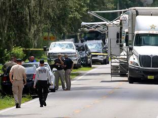 Agentes de la policía trabajan en la zona del tiroteo en el condado de Polk, en Florida, este domingo.