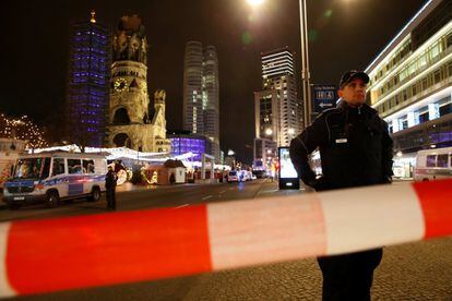 Alemania se encontraba en alerta por posibles ataques en Berlín durante las fiestas navideñas. En la fotografía, la policía vigila la zona que ha sido fuertemente acordonada.