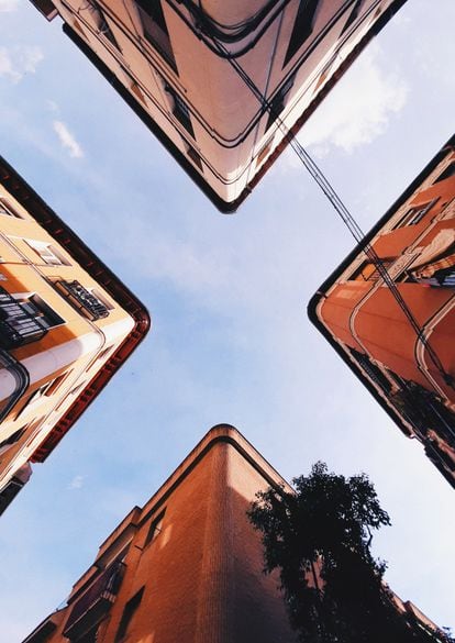 "Urban Sky Frame" en Lavapiés, un ejemplo de la mirada y la fórmula de Leah Pattem al retratar Madrid.