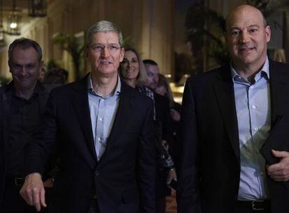Tim Cook, consejero delegado de Apple, junto a Gary Cohn (derecha), presidente y director de operaciones de Goldman Sachs durante la conferencia en San Francisco.