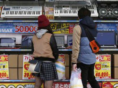 Dos compradoras frente a una tienda de electr&oacute;nica en Tokio