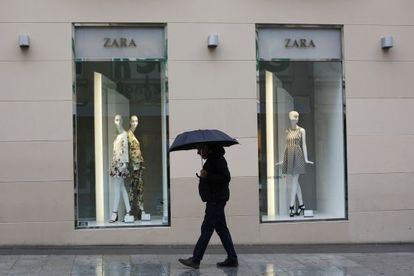 Un hombre pasa por delante de una tienda de Zara en Madrid