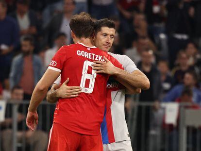 Robert Lewandowski se abraza con Leon Goretzka al final del partido entre el Barcelona y el Bayern este martes en Múnich.