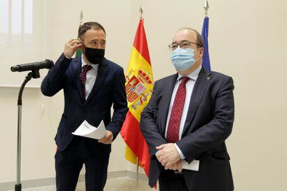 Miquel Iceta (derecha), este jueves en Bilbao con el delegado del Gobierno en el País Vasco, Denis Itxaso.