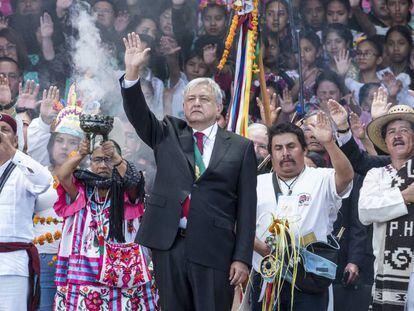 López Obrador junto a indígenas en su toma de posesión.