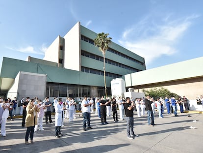 Personal médico protesta afuera de un hospital de Monclova, al norte de México.