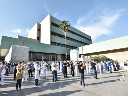 Personal médico protesta afuera del Hospital 7 del IMSS en Monclova, en el norte de México.