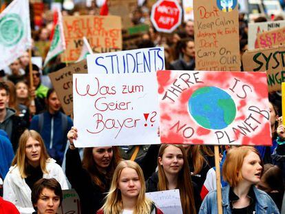 Marcha de ecologistas contra la fusión de la alemana Bayer y la estadounidense Monsanto, el 26 de abril en Bonn, en Alemania.