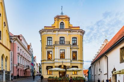 La fachada amarilla del Café Maiasmokk en Tallin, uno de los más antiguos de la capital de Estonia. 