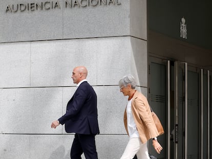 Luis Rubiales, junto a su abogada Olga Tubau, a la salida de la Audiencia Nacional de Madrid, a mediados de septiembre.