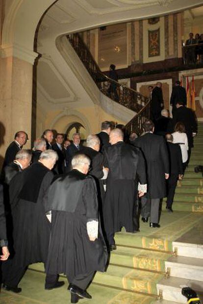Los magistrados del Poder Judicial suben las escaleras del alto tribunal en el bicentenario de su creaci&oacute;n.