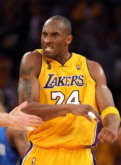 Kobe Bryant, con el gesto que repite últimamente.