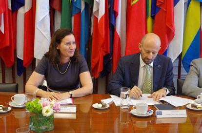 La directora para las Américas de la UE, Edita Hrdá, y el encargado de negocios de la delegación de la UE en Buenos Aires, François Roudie.