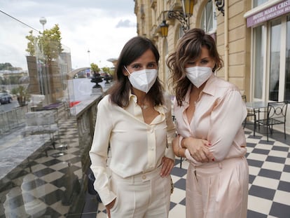 Elena Anaya (izquierda) y Gina Gershon posan en el hotel María Cristina de San Sebastián.