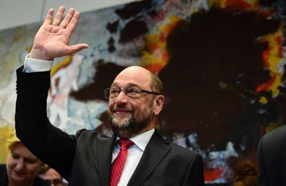 Martin Schulz saluda en el acto en que se anunció su candidatura a la cancillería de Alemania.