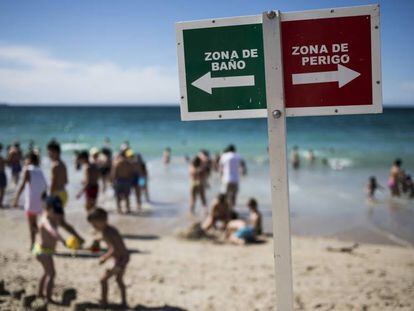 Limitaciones de baño en la Playa de Razo, en Carballo, situada en la 