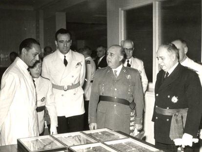 Franco visita el Instituto Nacional de Investigaciones Agron&oacute;micas, en 1954.