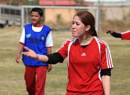 Palwasa gesticula durante un entrenamiento.