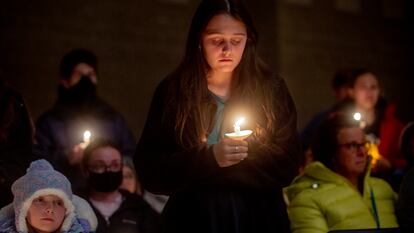 Una estudiante de la secundaria de Oxford participa en una vigilia en recuerdo a las víctimas en la noche del martes.