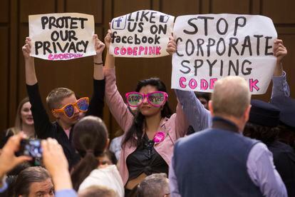 Una protesta en abril de 2018 en el Senado de EE UU con motivo de la comparecencia del consejero delegado de Facebook.