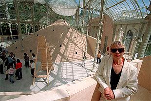 Eva Lootz, en el Palacio de Cristal del Retiro, donde se exhibe su instalación La lengua de los pájaros.