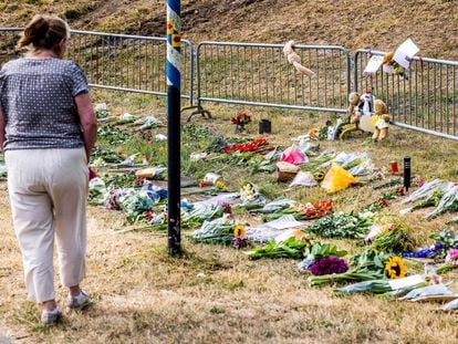 Una mujer ante las flores depositadas en memoria de las víctimas, la semana pasada en Nieuw-Beijerland.